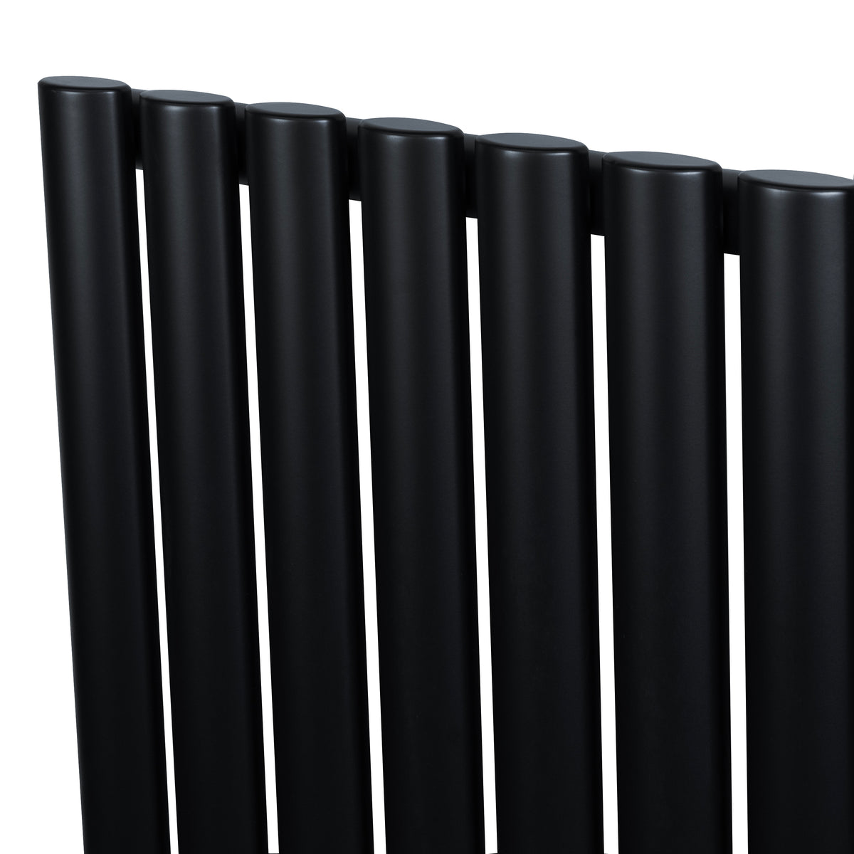 Schwarzer Gliederheizkörper mit schlanken, runden Rohren, 600mm x 780mm, modern und elegant, ideal für zeitgemäße Innenräume