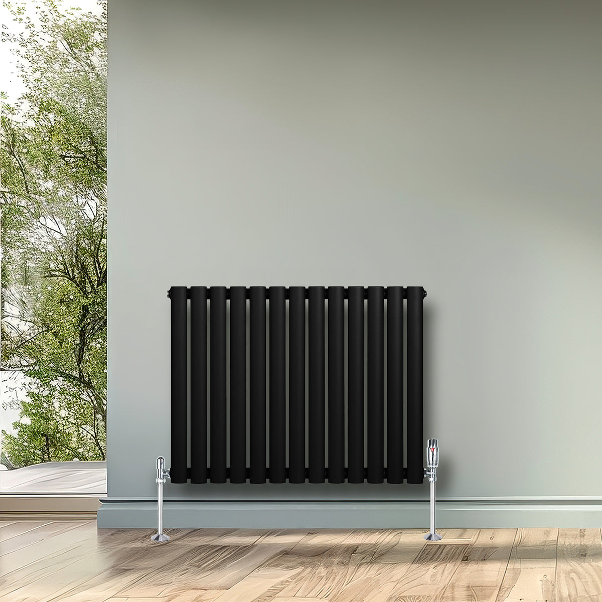 Schwarzer Gliederheizkörper mit vertikalen Lamellen, 600mm x 780mm, elegant an einer hellen Wand, ideal für moderne Wohnräume