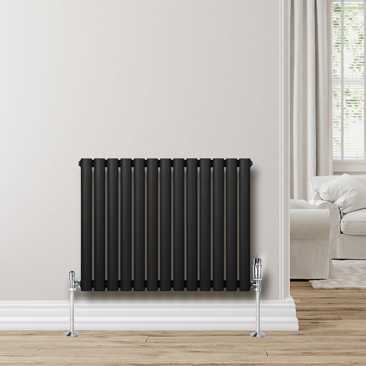Schwarzer Gliederheizkörper mit 600mm x 780mm, vertikale Röhren, moderne Form, glänzende Ventile, ideal für stilvolle Innenräume