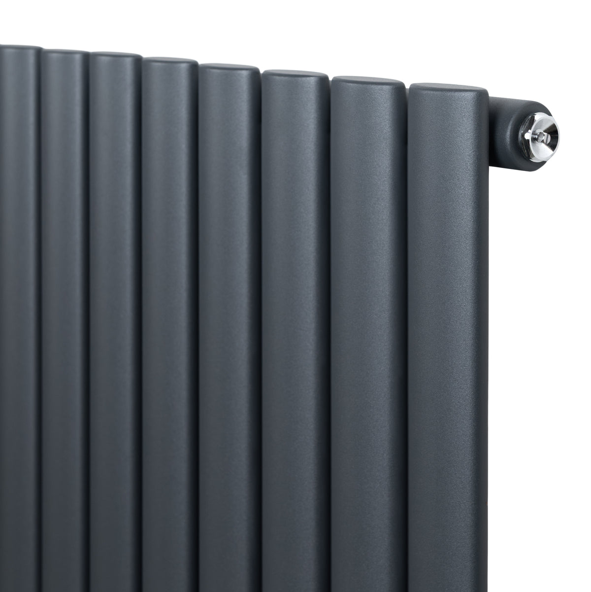 Gliederheizkörper in Anthrazitgrau, 600mm x 1020mm, mit geraden, glatten Heizkörperlamellen und glänzendem Ventil, modern und elegant