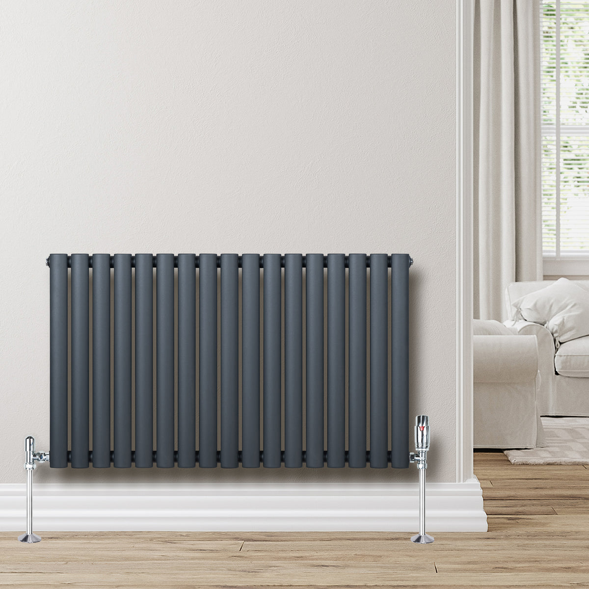 Anthrazitgrauer Gliederheizkörper mit vertikalen Lamellen, 600mm x 1020mm, elegant an einer hellen Wand montiert, umgeben von einem modernen Wohnraum