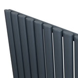 Anthrazitgrauer Gliederheizkörper mit schlanken, runden Rohren, 600mm x 1020mm, ideal für moderne Innenräume und effiziente Wärmeverteilung