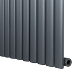 Gliederheizkörper in Anthrazitgrau, 600mm x 1020mm, mit glatter, mattschwarzer Oberfläche und mehreren vertikalen Röhren für effiziente Wärmeverteilung