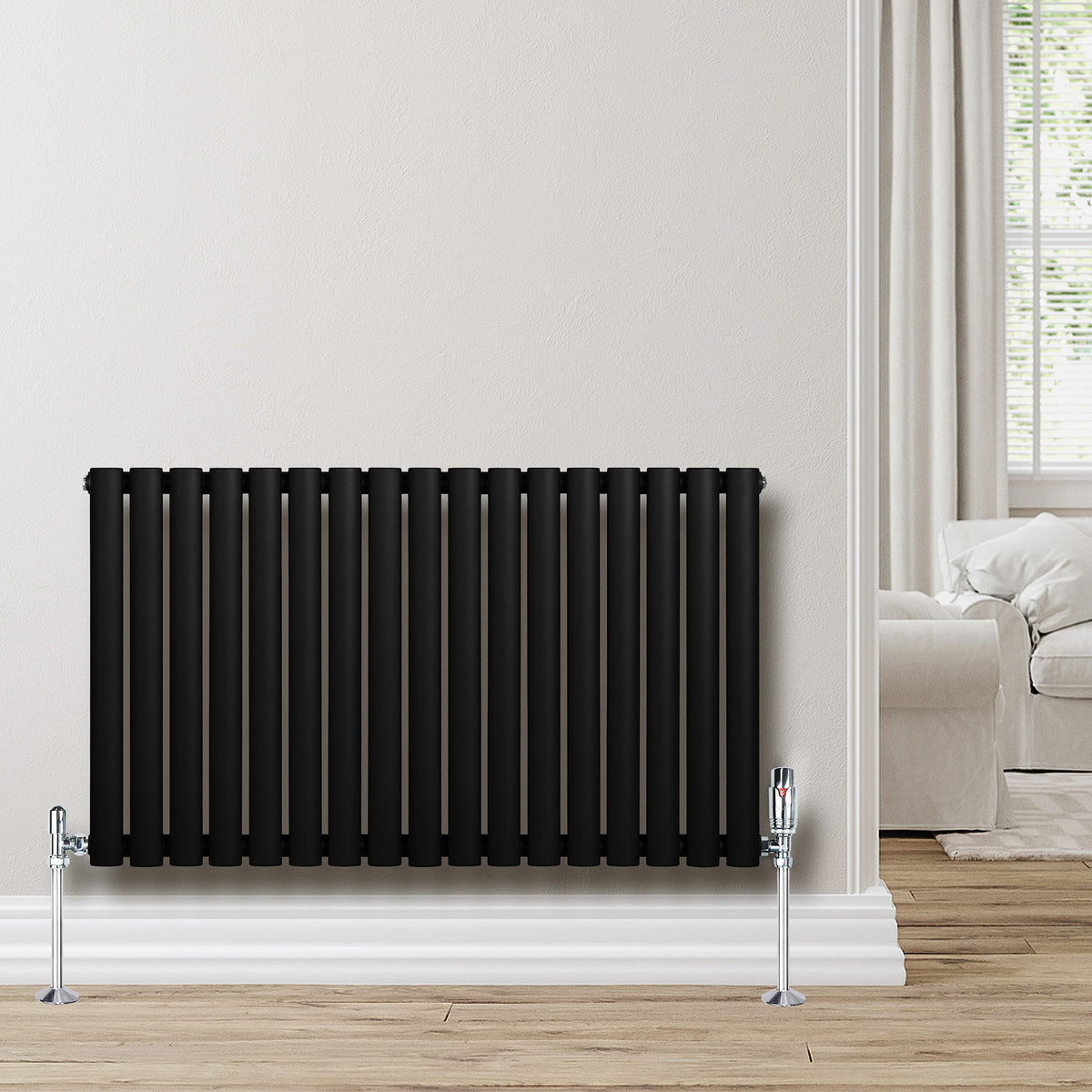 Schwarzer Gliederheizkörper mit 600mm x 1020mm, vertikale Lamellen, glänzende Oberflächen, montiert an einer hellen Wand, umgeben von einem modernen Raum