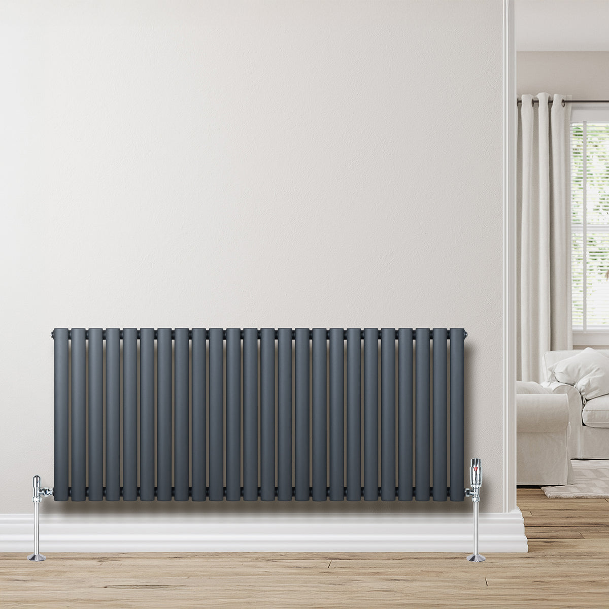 Gliederheizkörper in Anthrazitgrau, 600mm x 1440mm, mit vertikalen Lamellen und glänzenden Füßen, elegant an einer hellen Wand montiert
