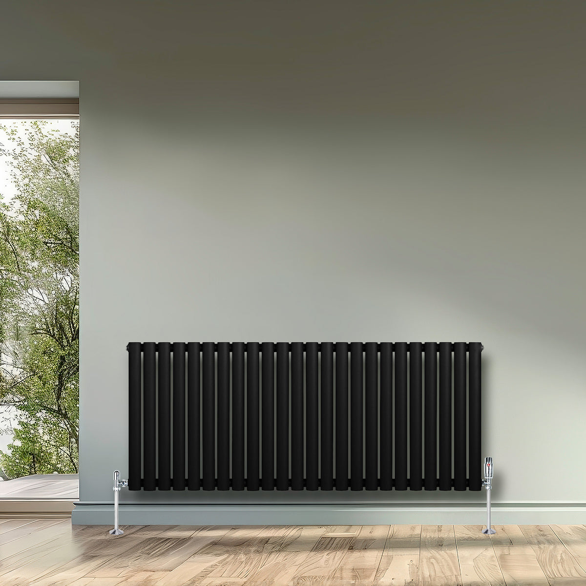 Schwarzer Gliederheizkörper mit 600mm Höhe und 1440mm Breite, glänzende Oberfläche und moderne, vertikale Lamellenstruktur, ideal für stilvolle Räume