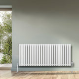 Weißer Gliederheizkörper mit 600mm Höhe und 1440mm Breite, vertikale Lamellenstruktur, glänzende Oberfläche, ideal für moderne Wohnräume
