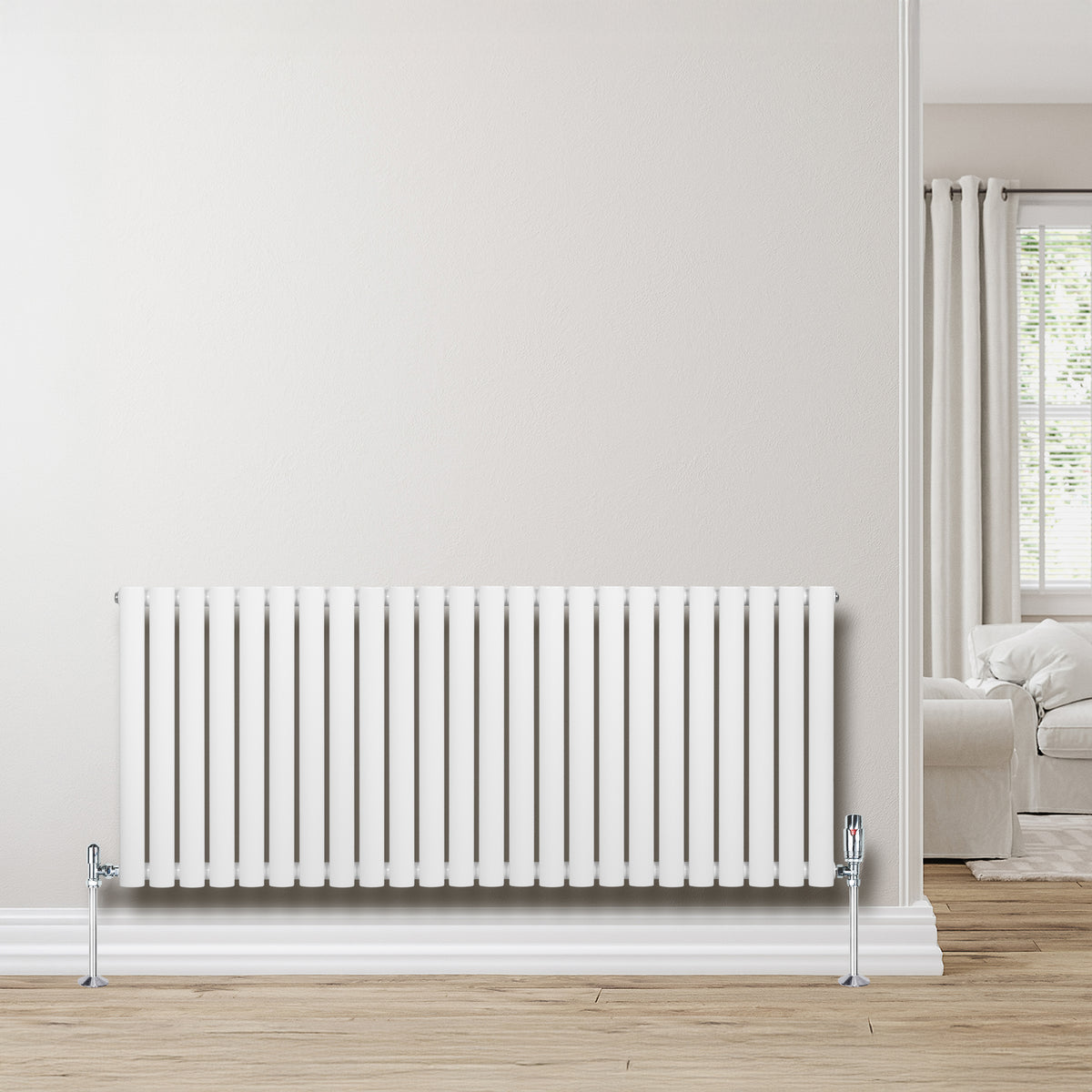 Gliederheizkörper in Weiß, 600mm x 1440mm, mit vertikalen Lamellen und glänzenden Metallfüßen, vor einer hellen Wand und einem gemütlichen Wohnraum