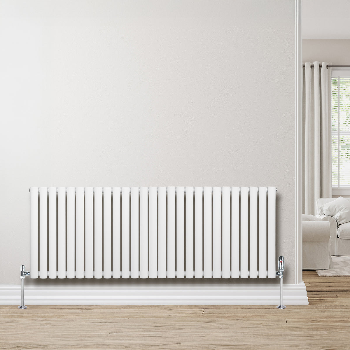 Gliederheizkörper in Weiß, 600mm x 1620mm, mit schlanken, vertikalen Lamellen und glänzenden Füßen, ideal für moderne Wohnräume und effiziente Wärmeverteilung