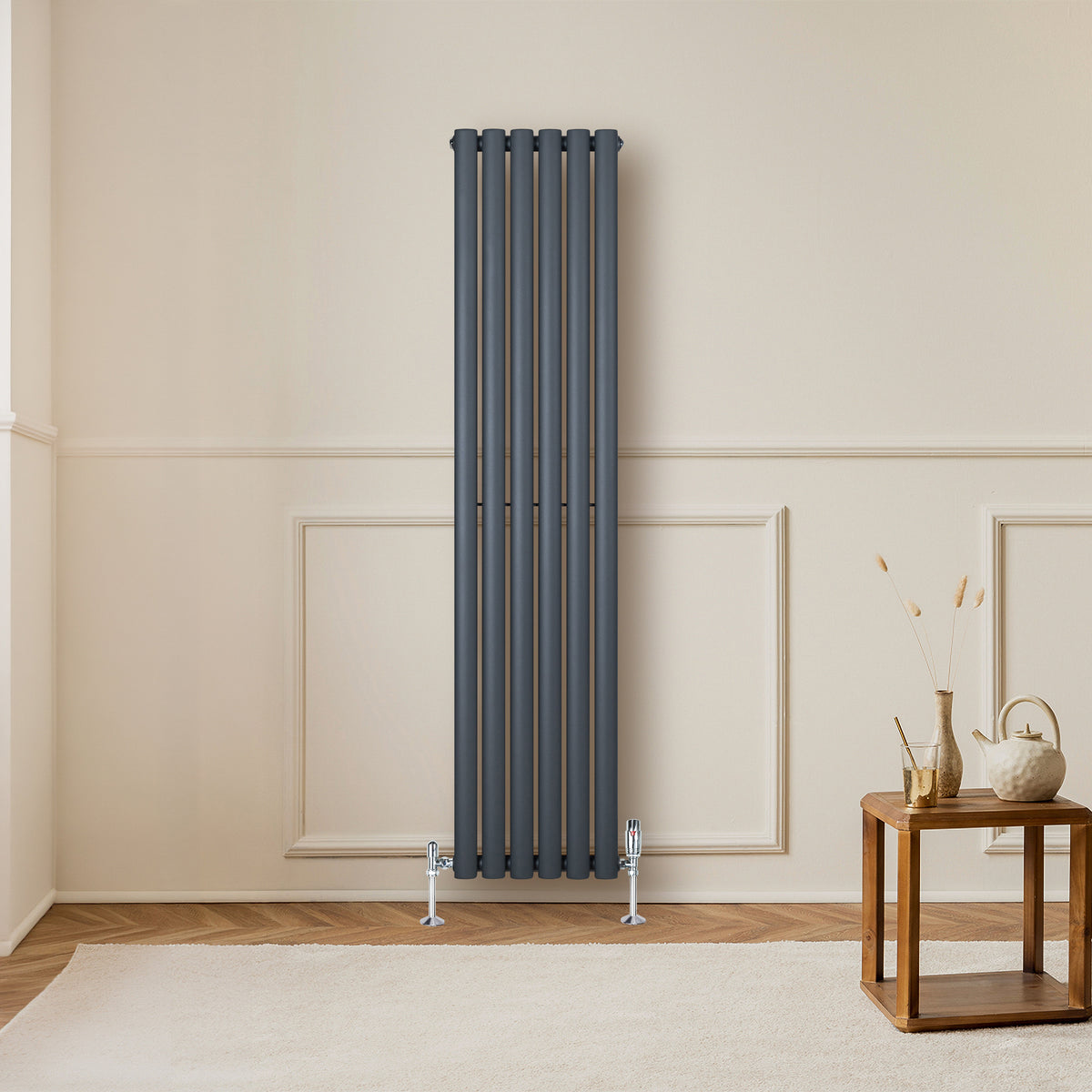 Gliederheizkörper in Anthrazitgrau, 1600mm x 360mm, vertikale Röhrenstruktur, modern, elegant, ideal für stilvolle Wohnräume, auf hellem Hintergrund