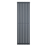 Gliederheizkörper in Anthrazitgrau, 1600mm x 480mm, mit schlanken, vertikalen Lamellen und glatter, mattschwarzer Oberfläche für modernen Stil
