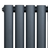 Gliederheizkörper in Anthrazitgrau, 1600mm x 480mm, mit glatter, mattschwarzer Oberfläche und runden, robusten Heizkörperrohren