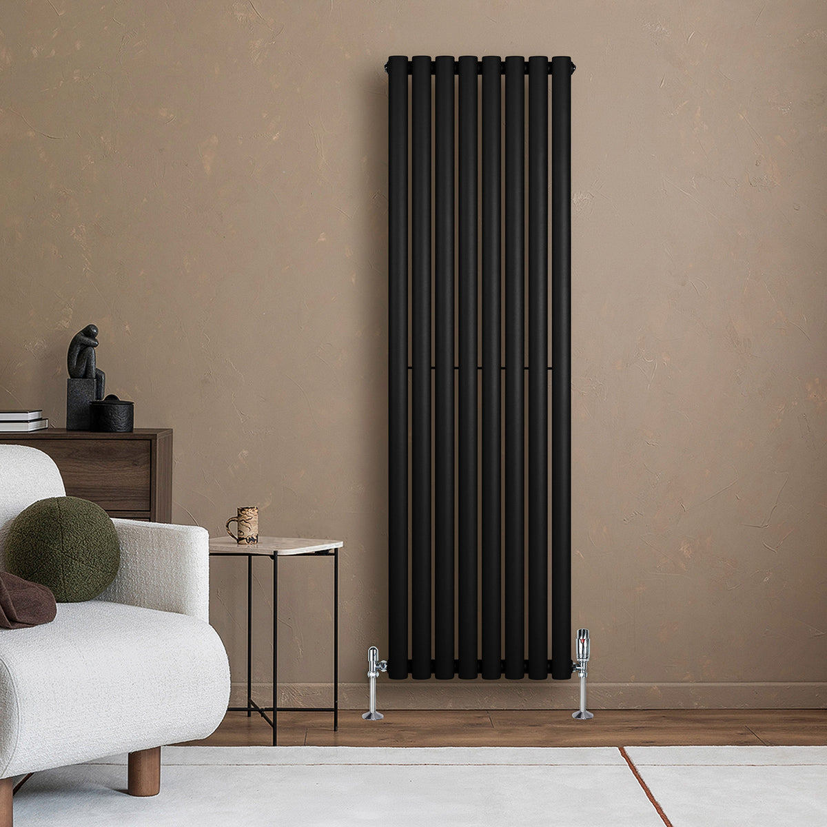 Schwarzer Gliederheizkörper mit schlankem Design, 1600mm x 480mm, montiert an einer beige Wand, neben einem modernen Sofa und einem Beistelltisch
