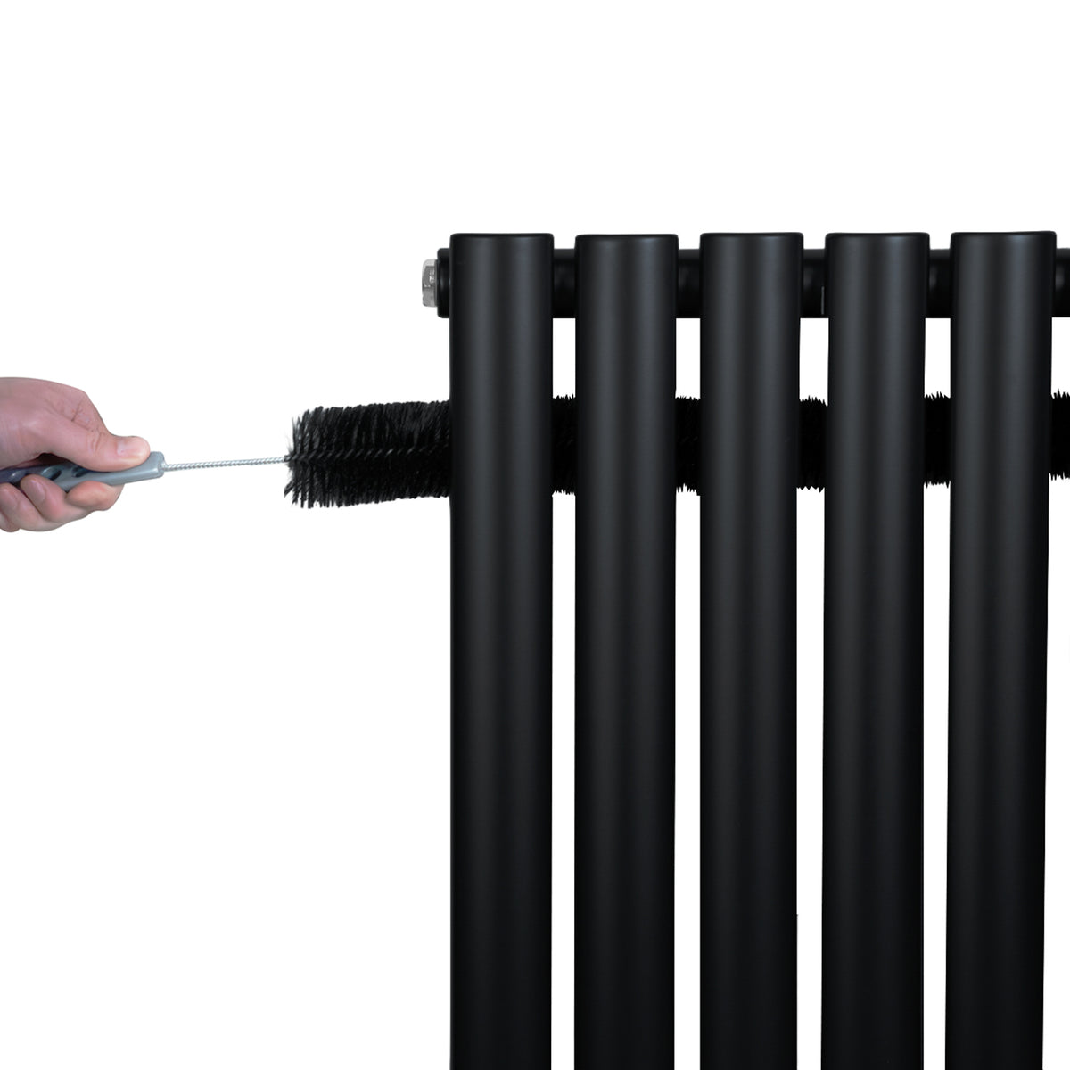 Schwarzer Gliederheizkörper mit fünf vertikalen Röhren, der mit einer Bürste gereinigt wird, ideal für moderne Heizlösungen und stilvolle Innenräume