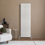 Eleganter, weißer Gliederheizkörper mit vertikalen Röhren, 1600mm x 480mm, vor einer warmen, erdigen Wand, ideal für moderne Wohnräume