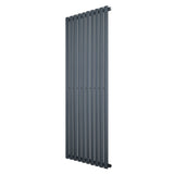 Gliederheizkörper in Anthrazitgrau, 1600mm x 600mm, mit schlanken, vertikalen Lamellen und glatter, moderner Oberfläche für effiziente Wärmeabgabe