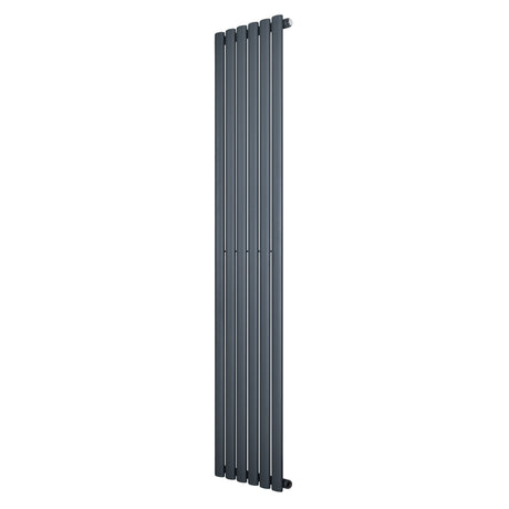 Eleganter anthrazitgrauer Gliederheizkörper mit schlankem Design, 1800 mm hoch und 360 mm breit, ideal für moderne Wohnräume