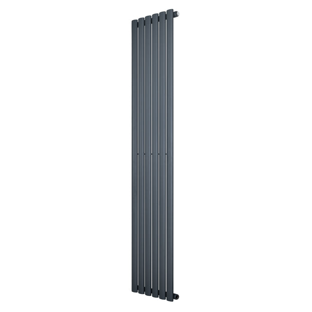 Eleganter anthrazitgrauer Gliederheizkörper mit schlankem Design, 1800 mm hoch und 360 mm breit, ideal für moderne Wohnräume