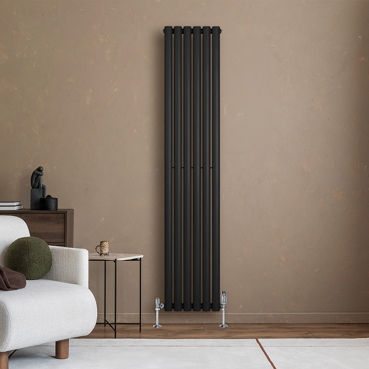 Schwarzer Gliederheizkörper mit schlankem Design, 1800mm x 360mm, montiert an einer beige Wand, ergänzt durch moderne Möbel und Dekoration