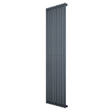 Hochformatiger Gliederheizkörper in Anthrazitgrau, 1800mm x 480mm, mit glatten, vertikalen Lamellen und modernem, minimalistischen Design
