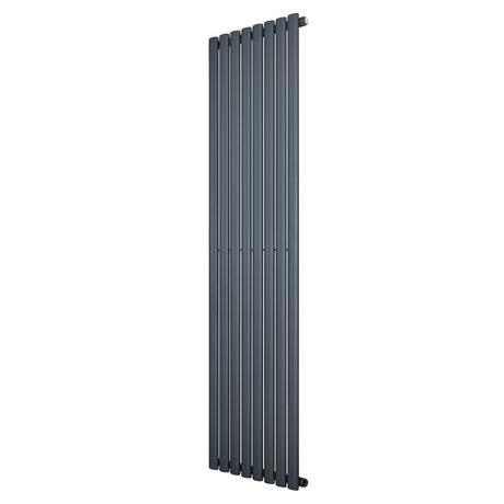 Hochformatiger Gliederheizkörper in Anthrazitgrau, 1800mm x 480mm, mit glatten, vertikalen Lamellen und modernem, minimalistischen Design