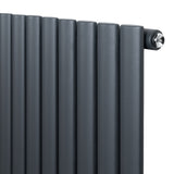 Gliederheizkörper in Anthrazitgrau, 1800mm x 480mm, mit glatten, runden Rohren und glänzendem Ventil, ideal für moderne Wohnräume