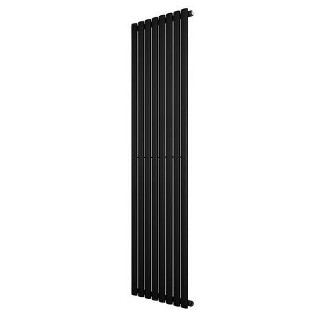 Schwarzer Gliederheizkörper mit einer Höhe von 1800 mm und einer Breite von 480 mm, schlankes Design mit glatten, vertikalen Lamellen und modernem Look