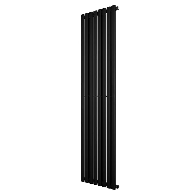 Schwarzer Gliederheizkörper mit einer Höhe von 1800 mm und einer Breite von 480 mm, schlankes Design mit glatten, vertikalen Lamellen und modernem Look