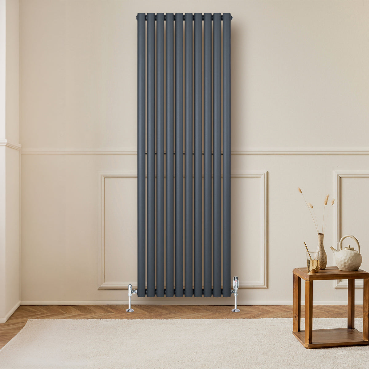 Gliederheizkörper in Anthrazitgrau, 1800mm x 600mm, mit vertikalen Lamellen und eleganten Füßen, ideal für moderne Wohnräume