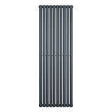 Gliederheizkörper in Anthrazitgrau, 1800mm x 600mm, mit schlanken, vertikalen Lamellen und glatter, mattschwarzer Oberfläche für modernes Design
