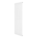 Hochformatiger, schlanker Gliederheizkörper in Weiß, 1800mm x 600mm, mit glatten, vertikalen Lamellen für effiziente Wärmeverteilung und modernes Design