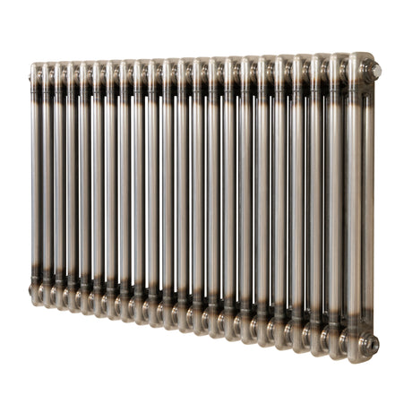 Klassischer 2-Säulen-Heizkörper aus Rohmetall, glänzende Oberfläche, rechteckige Form, ideal für moderne Innenräume