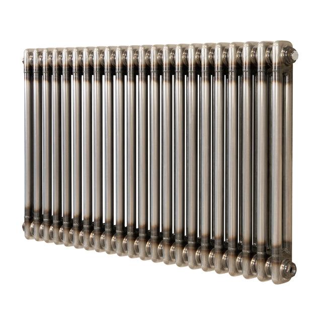 Klassischer 2-Säulen-Heizkörper aus Rohmetall, glänzende Oberfläche, rechteckige Form, ideal für moderne Innenräume