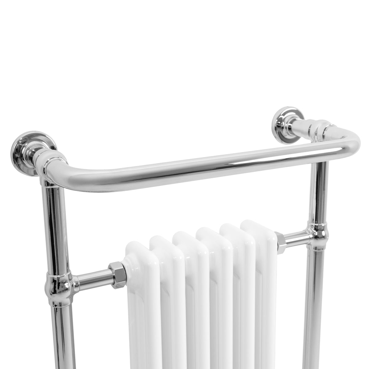 Klassischer beheizter Handtuchheizkörper in Weiß, 950 mm x 570 mm, mit glänzenden chromfarbenen Rohren und glatten, geraden Linien