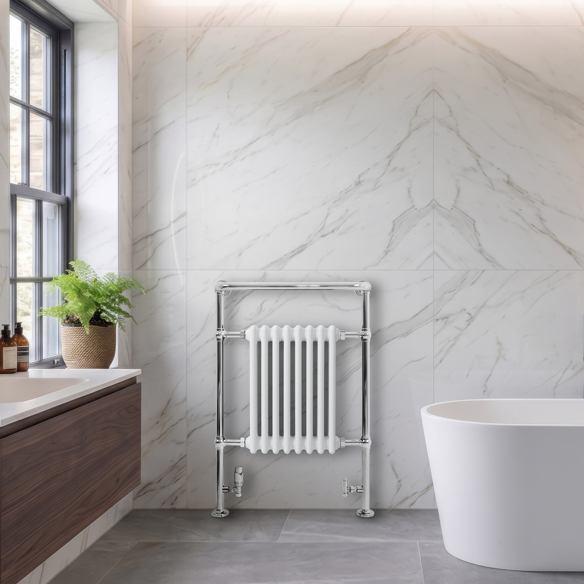 Klassischer beheizter Handtuchheizkörper in Weiß, 950 mm x 660 mm, mit glänzenden Chromdetails vor elegantem Marmorhintergrund