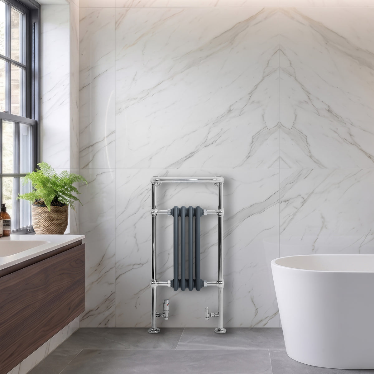 Klassischer beheizter Handtuchheizkörper in Anthrazitgrau, 950 mm x 480 mm, elegant an einer marmorierten Wand montiert