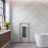 Klassischer beheizter Handtuchheizkörper in Anthrazitgrau, 950 mm x 480 mm, elegant an einer marmorierten Wand montiert