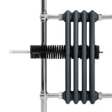 Klassischer beheizter Handtuchheizkörper in Anthrazitgrau, 950 mm x 480 mm, mit glatten, gerippten Rohren und Pflegebürste