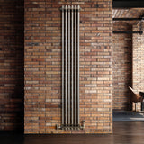 Klassischer 3-Säulen-Heizkörper aus Rohmetall, hochglänzend, an einer Backsteinwand montiert, ideal für industrielle Innenräume