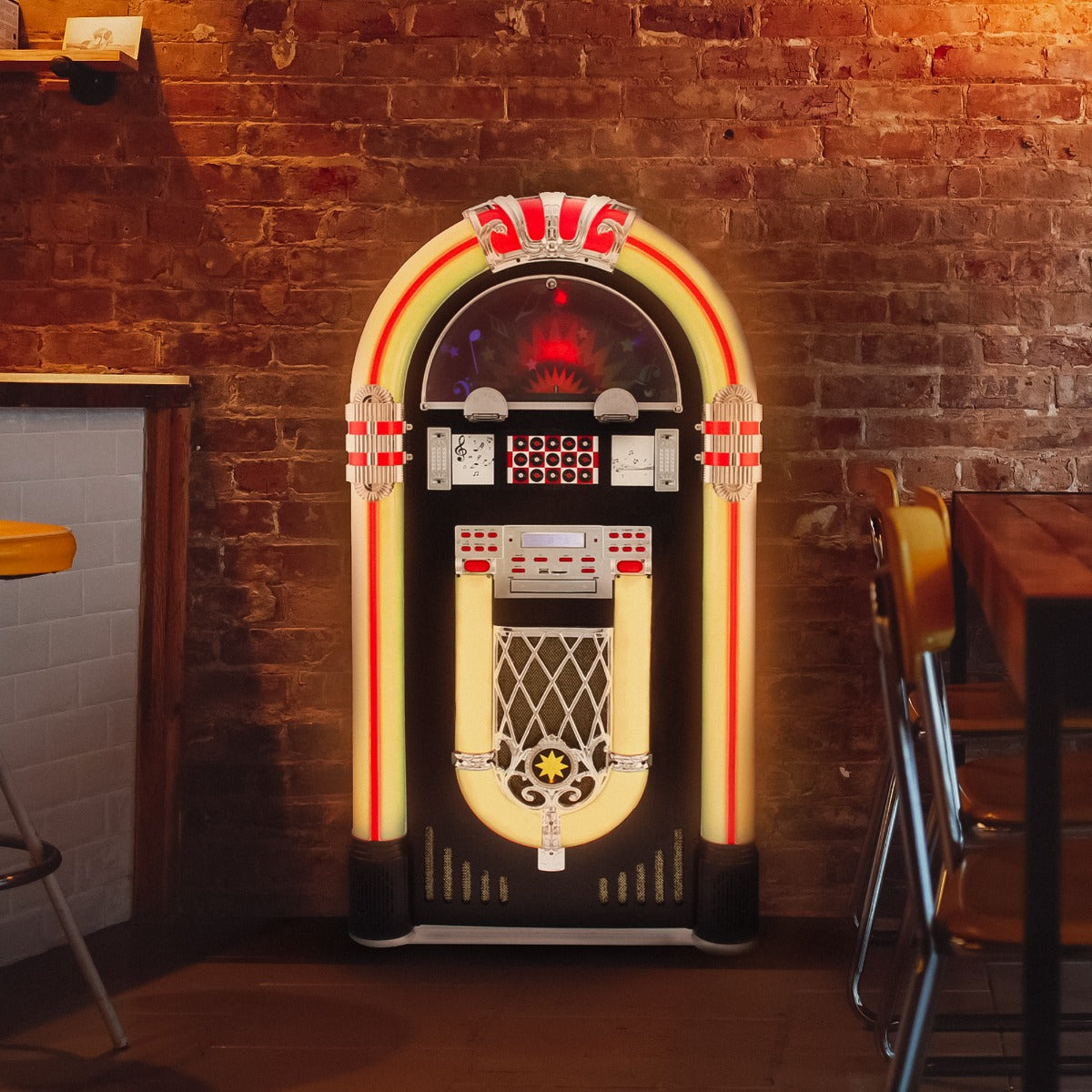 Retro Jukebox aus Vinyl in leuchtenden Farben, mit einem klassischen Design, beleuchtet von warmem Licht, vor einer Backsteinwand platziert