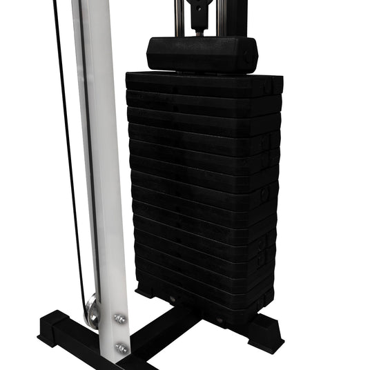 Schwarze Gewichtsstapel auf einem Fitnessgerät mit glänzenden Metallteilen, ideal für Krafttraining und Fitnessübungen