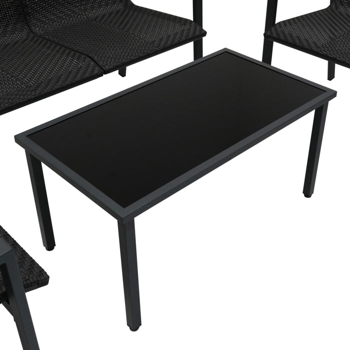 Schwarzer Glastisch mit mattem Metallrahmen, umgeben von modernen, geflochtenen Sitzmöbeln, ideal für den Außenbereich oder die Terrasse