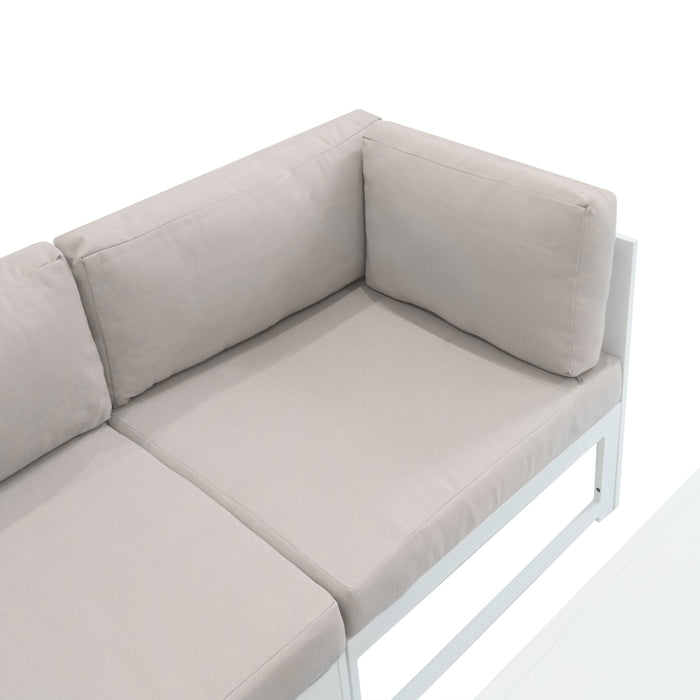 Beige, gepolsterte Couch mit klaren Linien und einem modernen, weißen Rahmen, ideal für stilvolle Wohnräume oder Terrassen