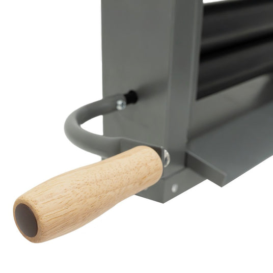 Graue Walze mit Holzgriff, ideal zum Ausrollen von Teig, zeigt robuste Bauweise und praktische Handhabung für die Küche