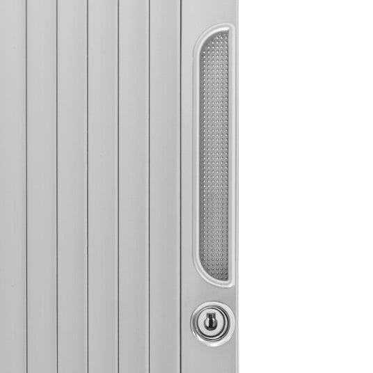 Elegante silberne Aluminium-Oberfläche mit vertikalen Rillen, seitlichem Griff und Schloss, ideal für stilvolle Aufbewahrungslösungen
