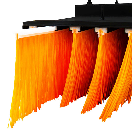 Leuchtend orangefarbene Borsten einer Reinigungsbürste hängen von einem stabilen schwarzen Halter, ideal für effizientes Kehren und Reinigung