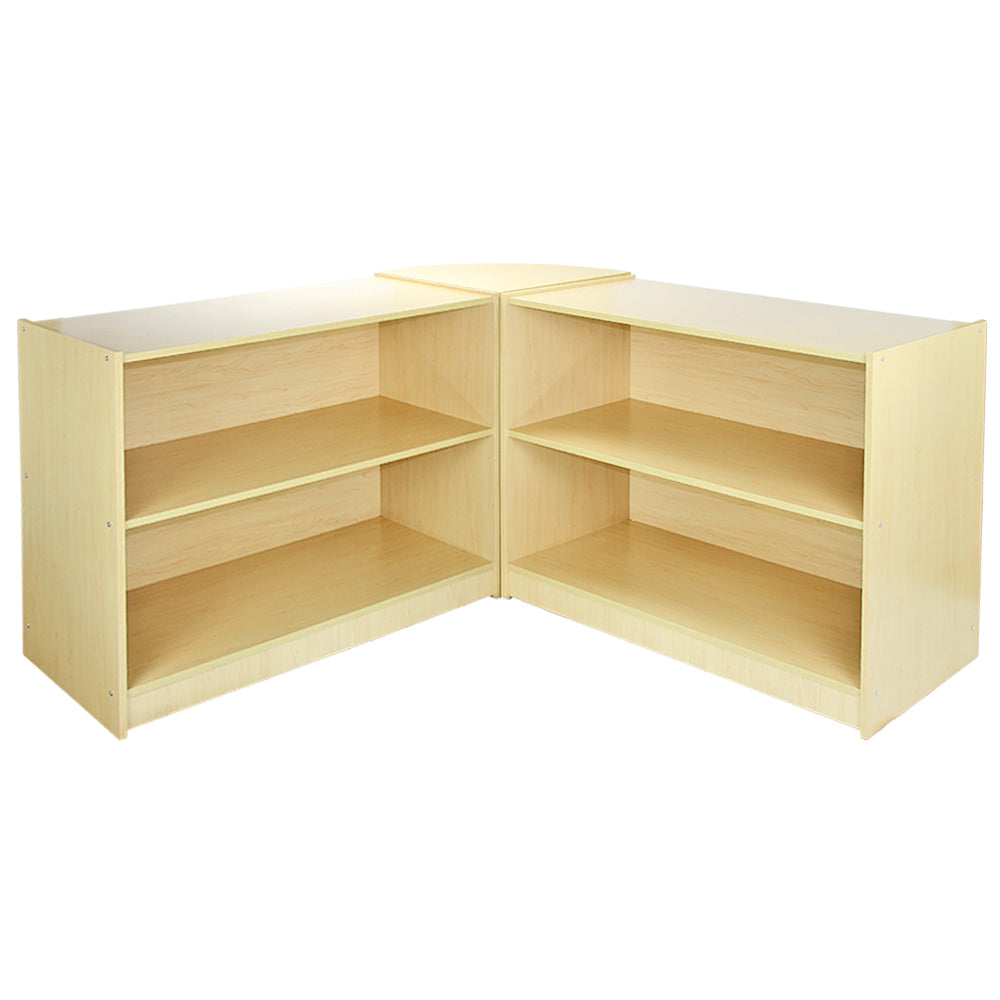 Eckige Verkaufstheke aus hellem Holz mit offenen Regalen, ideal für Ladeneinrichtungen oder Rezeptionen, bietet viel Stauraum und eine moderne Optik