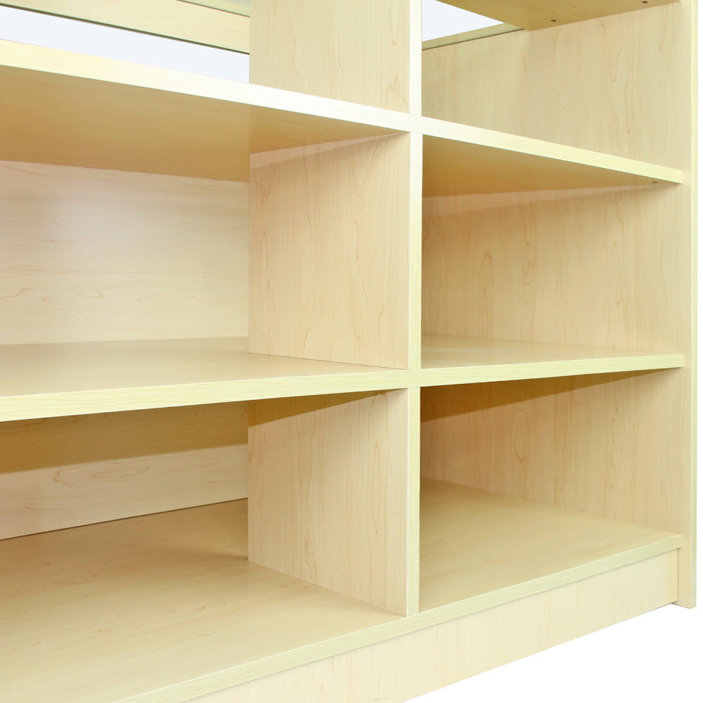 Verkaufstheke aus hellem Ahornholz mit offenen Regalen, glatter Oberfläche und klaren Linien, ideal für Empfangsbereiche und Verkaufsräume