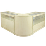 Moderne Vitrine in hellem Ahornholz mit gläsernen Regalen, abgerundeten Kanten und eleganter, geschwungener Form für stilvolle Präsentationen