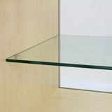 Glasablage in einem hellen Ahorn-Tresen, elegant und modern, mit klaren Linien und glatter Oberfläche, ideal für Empfangsbereiche und Verkaufsräume